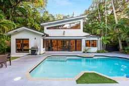 Lush Villa with heated Pool sleeps 13, Location! - Image 2