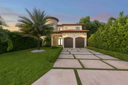 Modern Mediterranean Villa w/ Pool & Games - Image 4