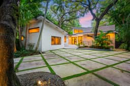 Lush Villa with heated Pool sleeps 13, Location! - Image 4