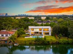 Modern Lakefront Villa w/ Pool, Jacuzzi and Gym - Image 4