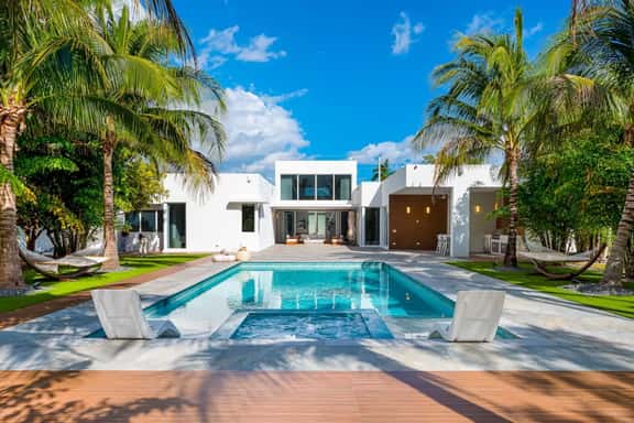 6BR Tropical Sanctuary | Private Pool & Jacuzzi - Image 1