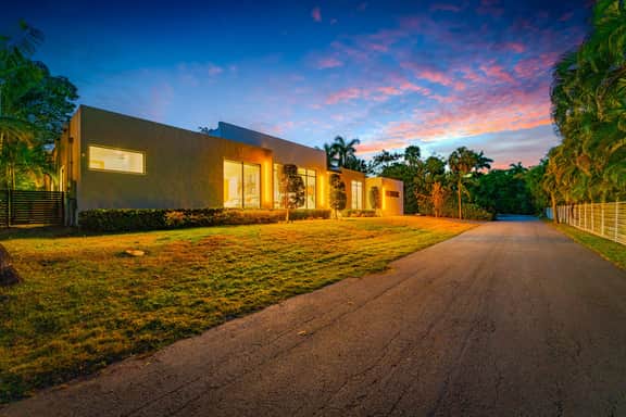 NEW Waterfront Villa w/ Pool/Jacuzzi/Billard - Image 4