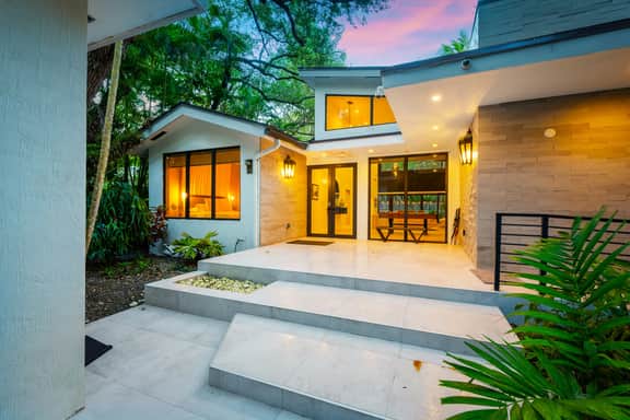Lush Villa with heated Pool sleeps 13, Location! - Image 5