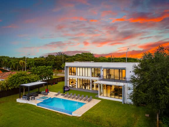 Modern Lakefront Villa w/ Pool, Jacuzzi and Gym - Image 5