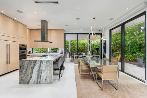 Lux Villa for 12 Miami Design District with Pool! - Image 2