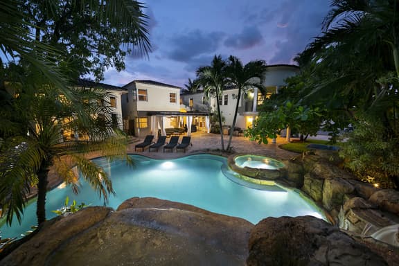Massive Villa, Movie theater, Pool, & Jacuzzi ! - Image 1