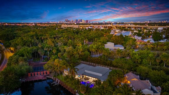 NEW Waterfront Villa w/ Pool/Jacuzzi/Billard - Image 1