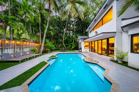 Lush Villa with heated Pool sleeps 13, Location! - Image 1